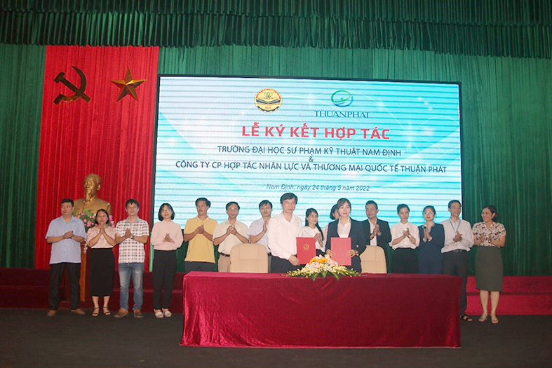 Lễ ký kết hợp tác giữa Trường Đại học Sư phạm Kỹ thuật Nam Định với Công ty CP Hợp tác Nhân lực và Thương mại Quốc tế Thuận Phát