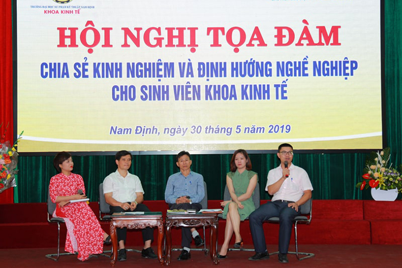 Khoa Kinh tế tổ chức Tọa đàm "Chia sẻ kinh nghiệm và định hướng nghề nghiệp" cho sinh viên