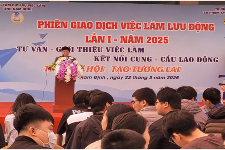Phiên giao dịch việc làm lưu động lần I - năm 2025: Nối kết cơ hội, chắp cánh tương lai cho sinh viên NUTE